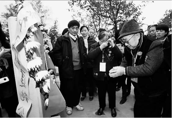 1949年，敌人让杨钦典把白公馆剩下的19名地下党员全部杀了，这时，一个地下党员