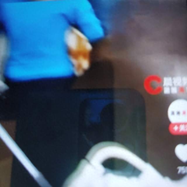 婴儿车进电梯狗主人抱两只狗面壁