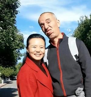 她站上巅峰唱《忐忑》，他在客厅沙发数了二十年沉默。
你看见语言隔阂让他接不住梗，