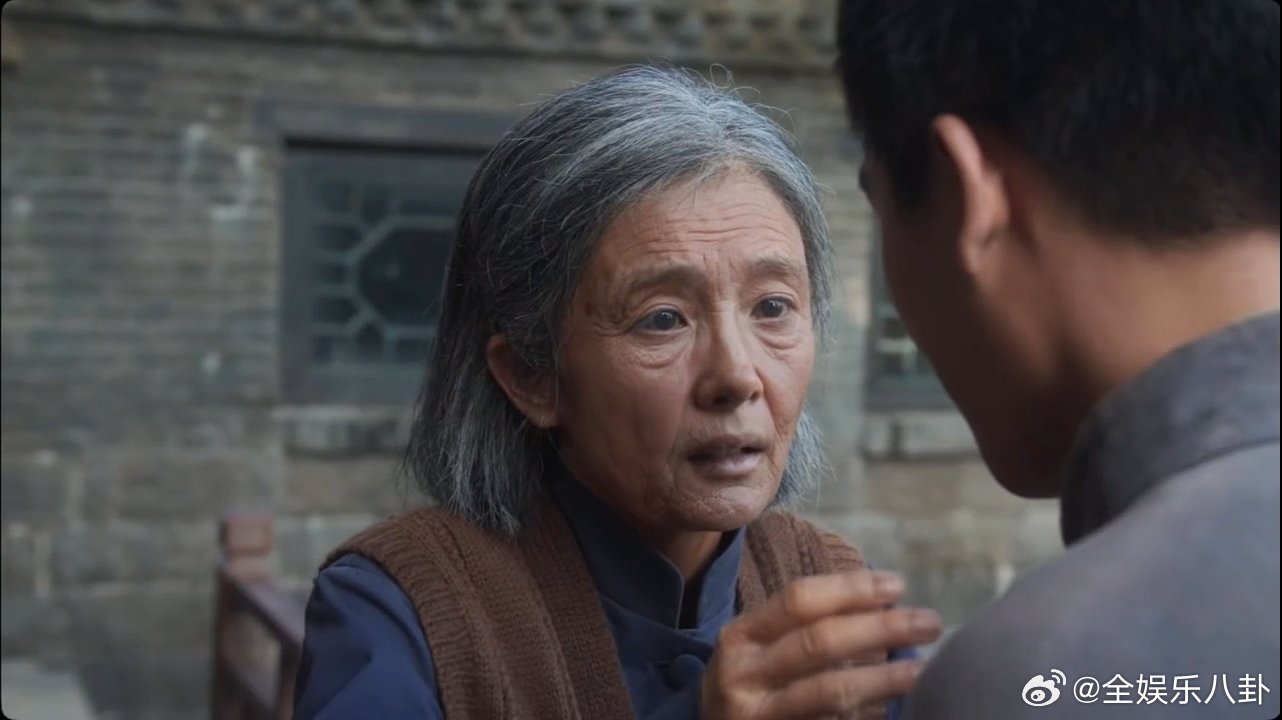 杨幂一个时代下的三种人生杨幂始终保持对事业的热忱，从演员到制片人不断突破，用实力
