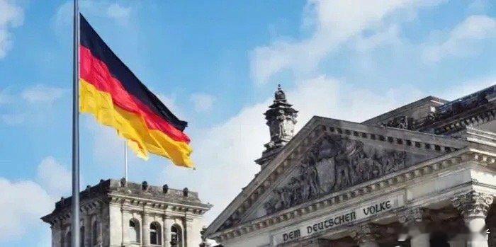 德国总理朔尔茨表示，俄罗斯被冻结资产收益的约90%应转用于武装乌克兰。他在里加与