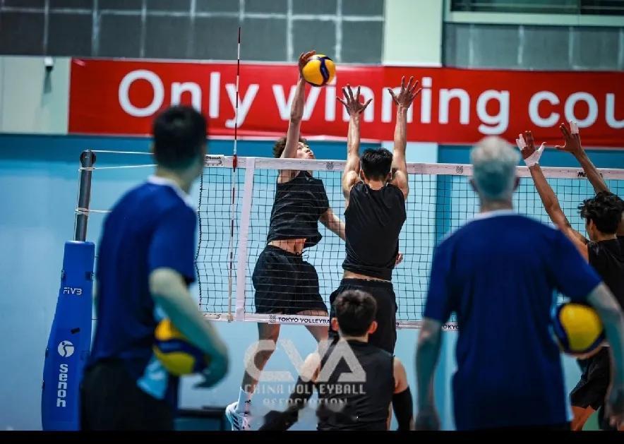 中国排协今天发布了中国男排最新集训照片！新一届中国男排集训名单一共19名队员，分