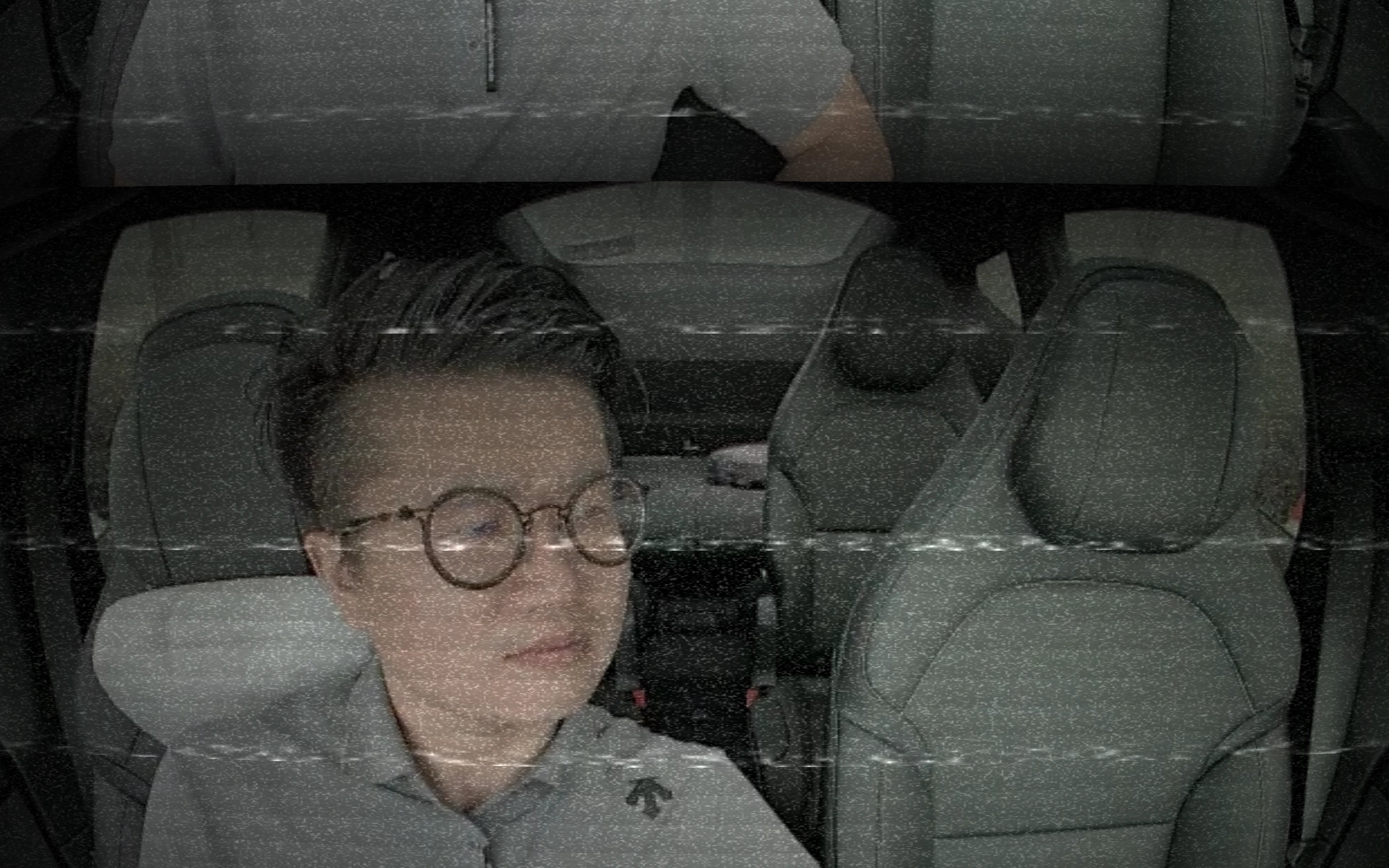 特斯拉的车内自拍好土啊