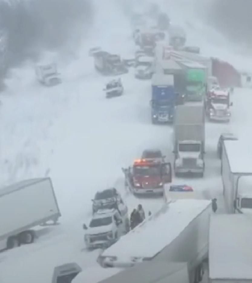 席卷大半个美国大雪风暴，已经造成22个州和华盛顿特区的100多万户居民停电，并且