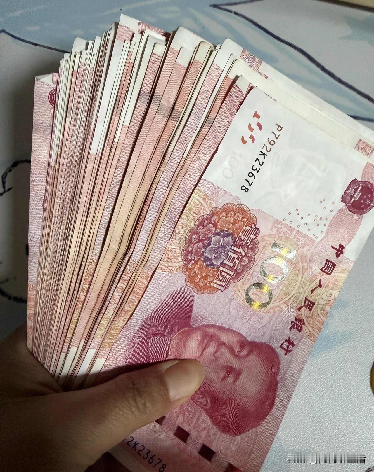 朋友拎十万现金找上门，让我帮忙转账！幸好我多了个心眼，躲过牢狱之灾。

今天朋友