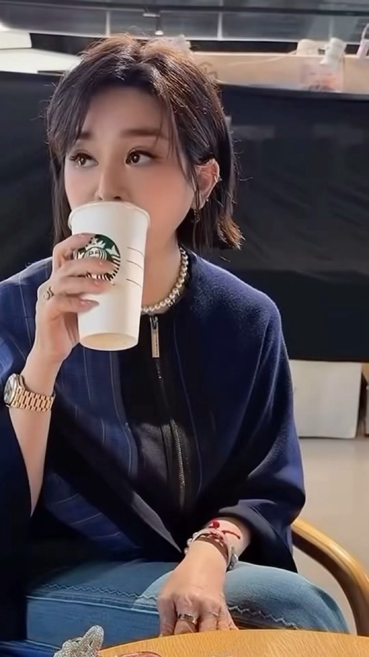 彩桦姐喝STARBUCKS（2026） 