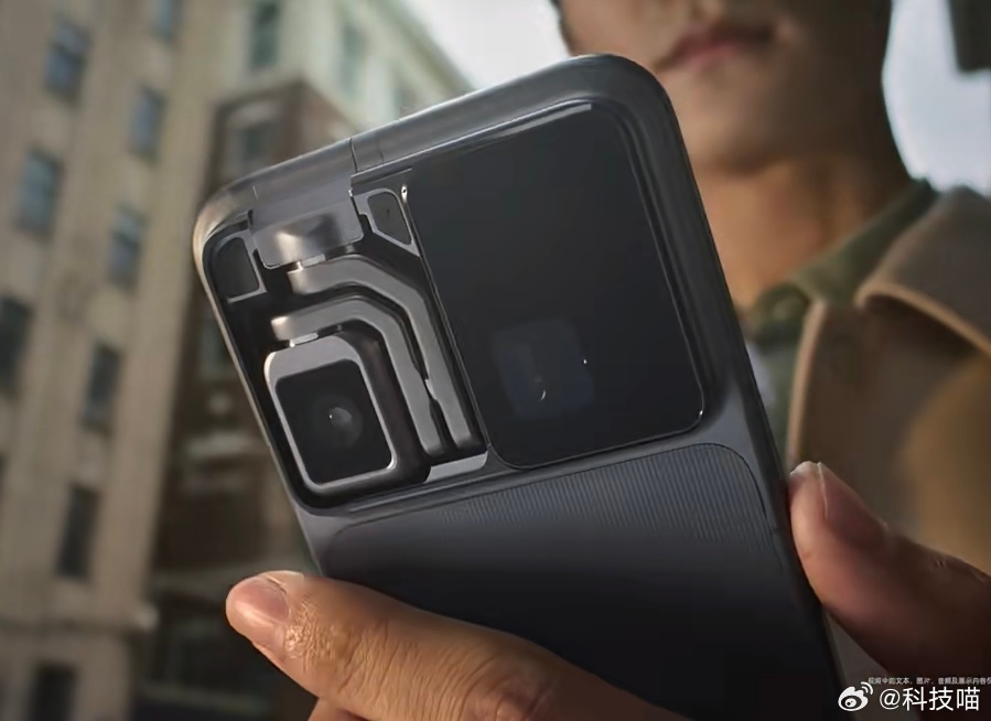 荣耀ROBOT PHONE 亮相：预计2026年下半年上市4DoF（四自由度） 