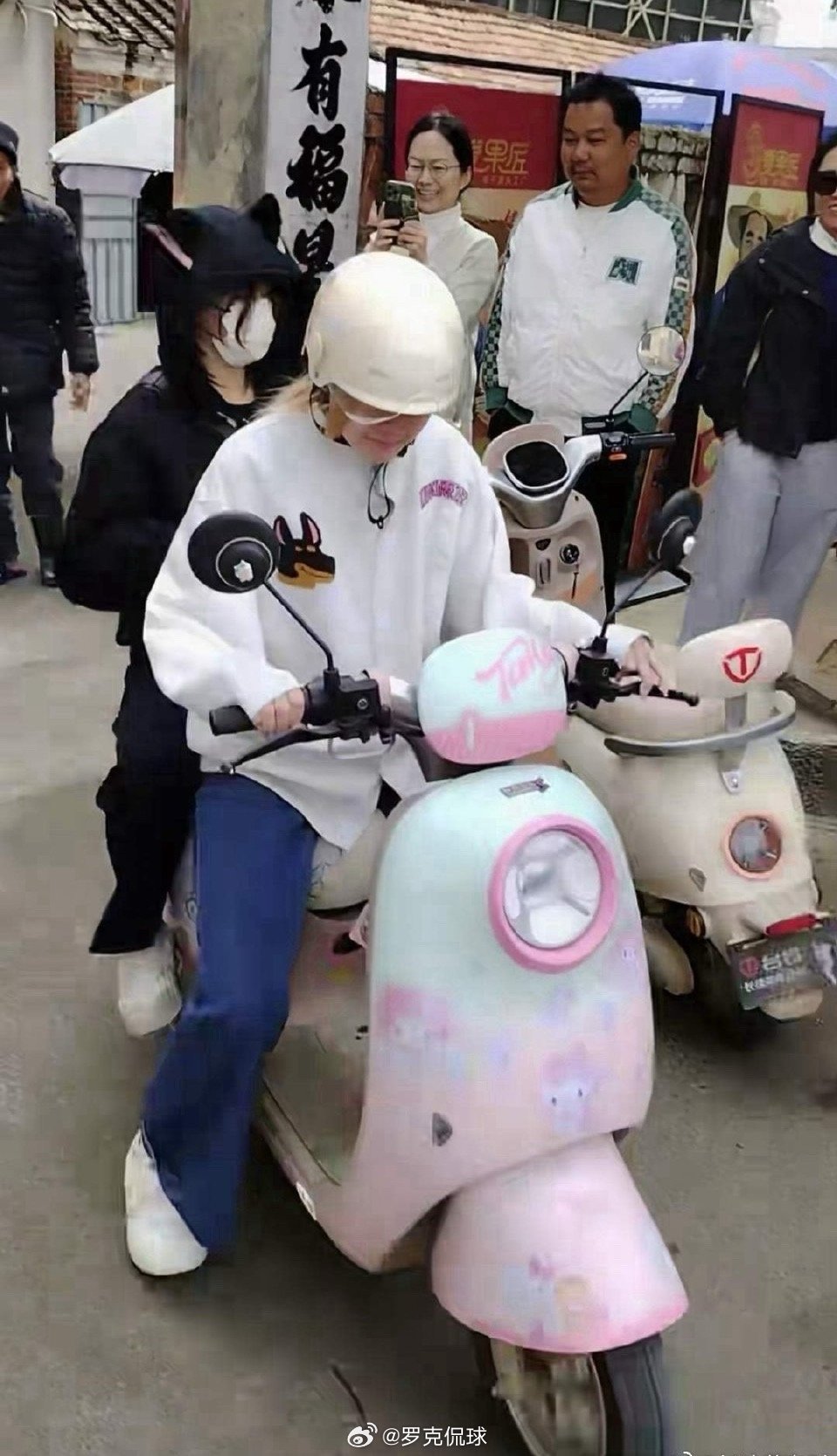 人生嘛，就该快快乐乐，开心就好！全红婵在村里聚完餐骑车离开