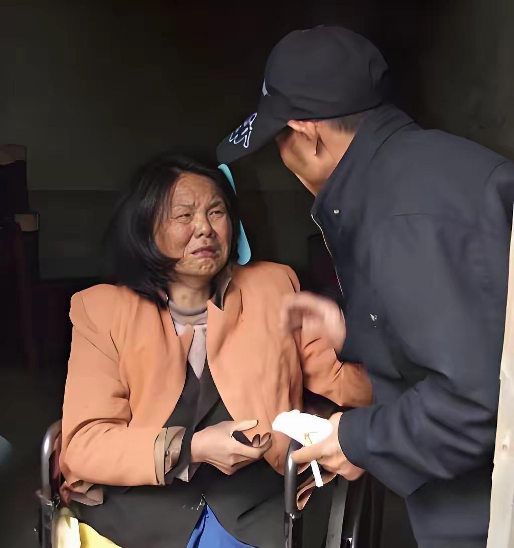 2001年，山东单县，43岁光棍孟昭良在街头捡回一位截瘫女子，不料，女子半年后突