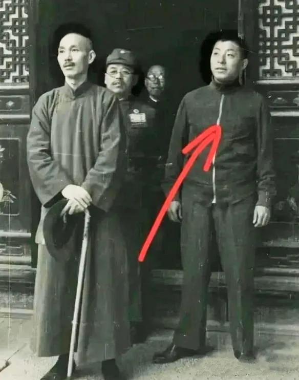 你敢信这是1936年，张学良的穿搭吗？照片中，蒋介石穿着长褂，非常的传统；而一旁