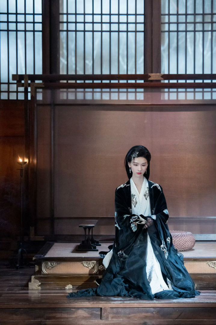 陈都灵雾妄言吐血入耳陈都灵演戏摔得脑袋回弹 吐血入耳那一下真的让人心里一紧。不是