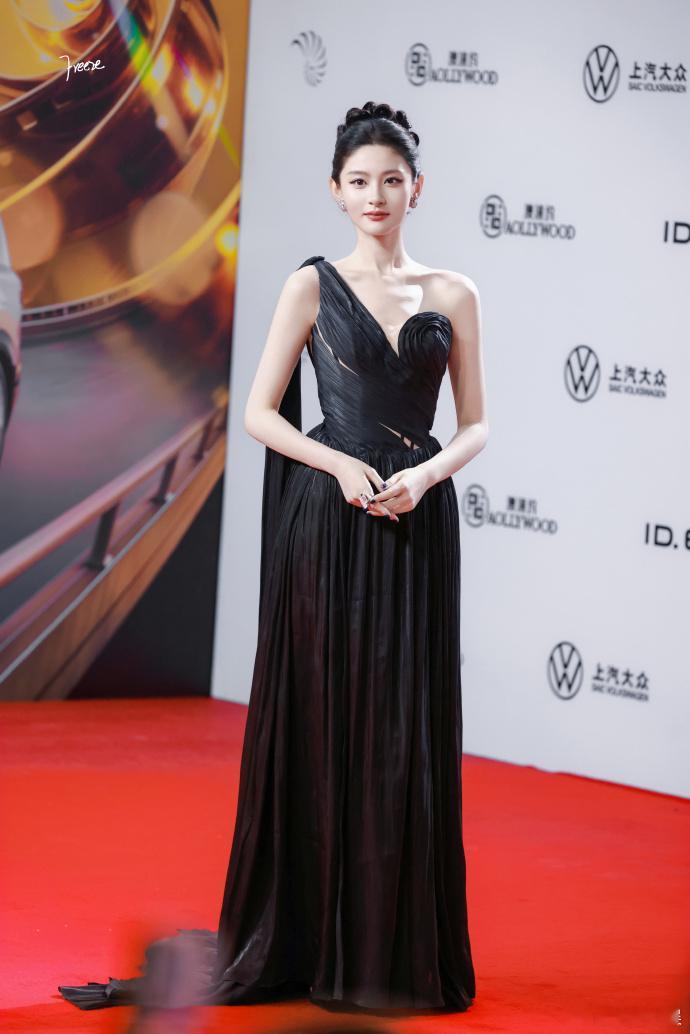赵晴古典美人气质赵晴肩颈线条 赵晴古典美人气质真的是太让人觉得心动和着迷了，咱们