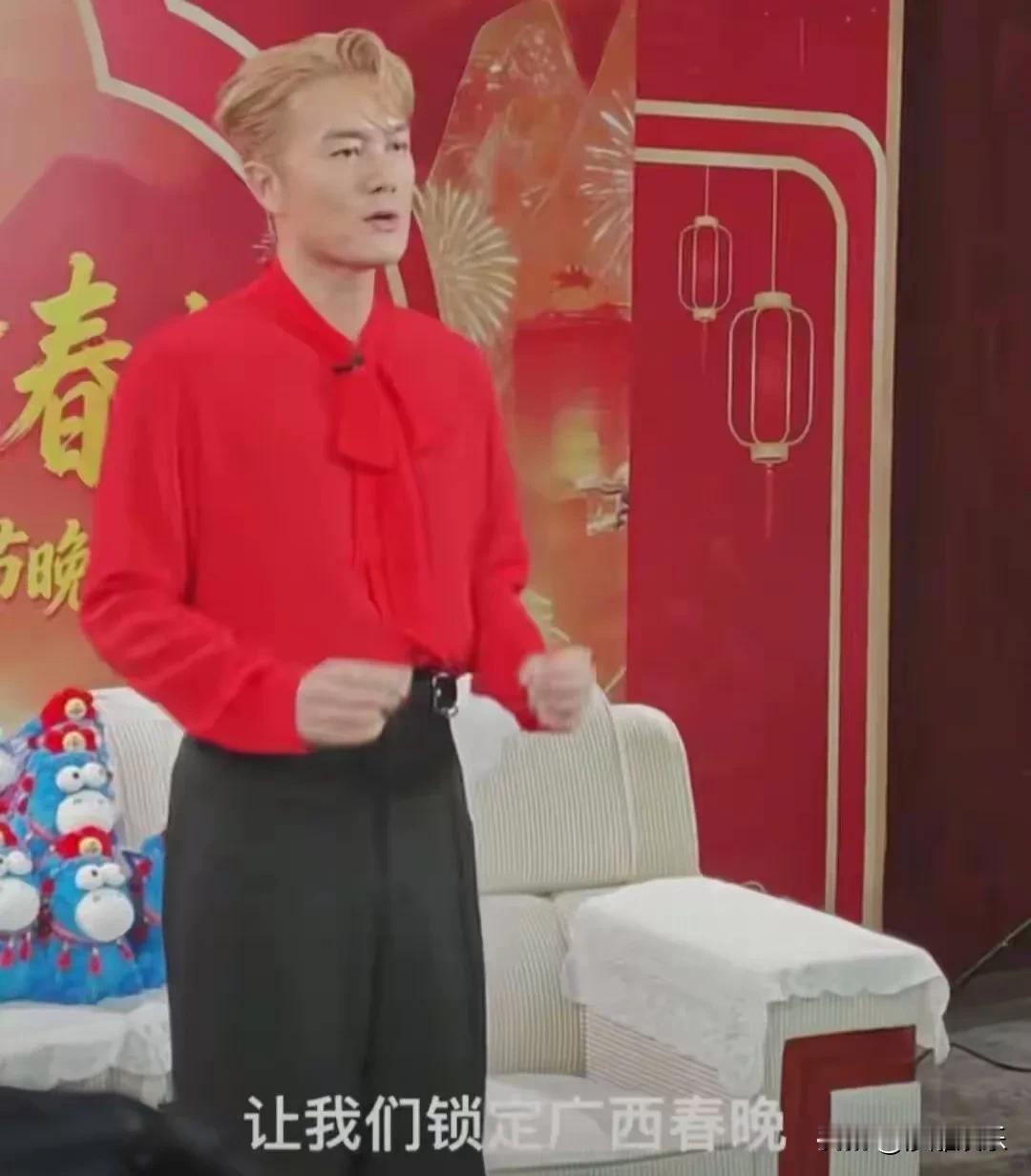 娱乐圈最接地气的“逆行”：从为你写诗，到帮阿叔卖菜！

靓仔吴克群登上广西春晚，