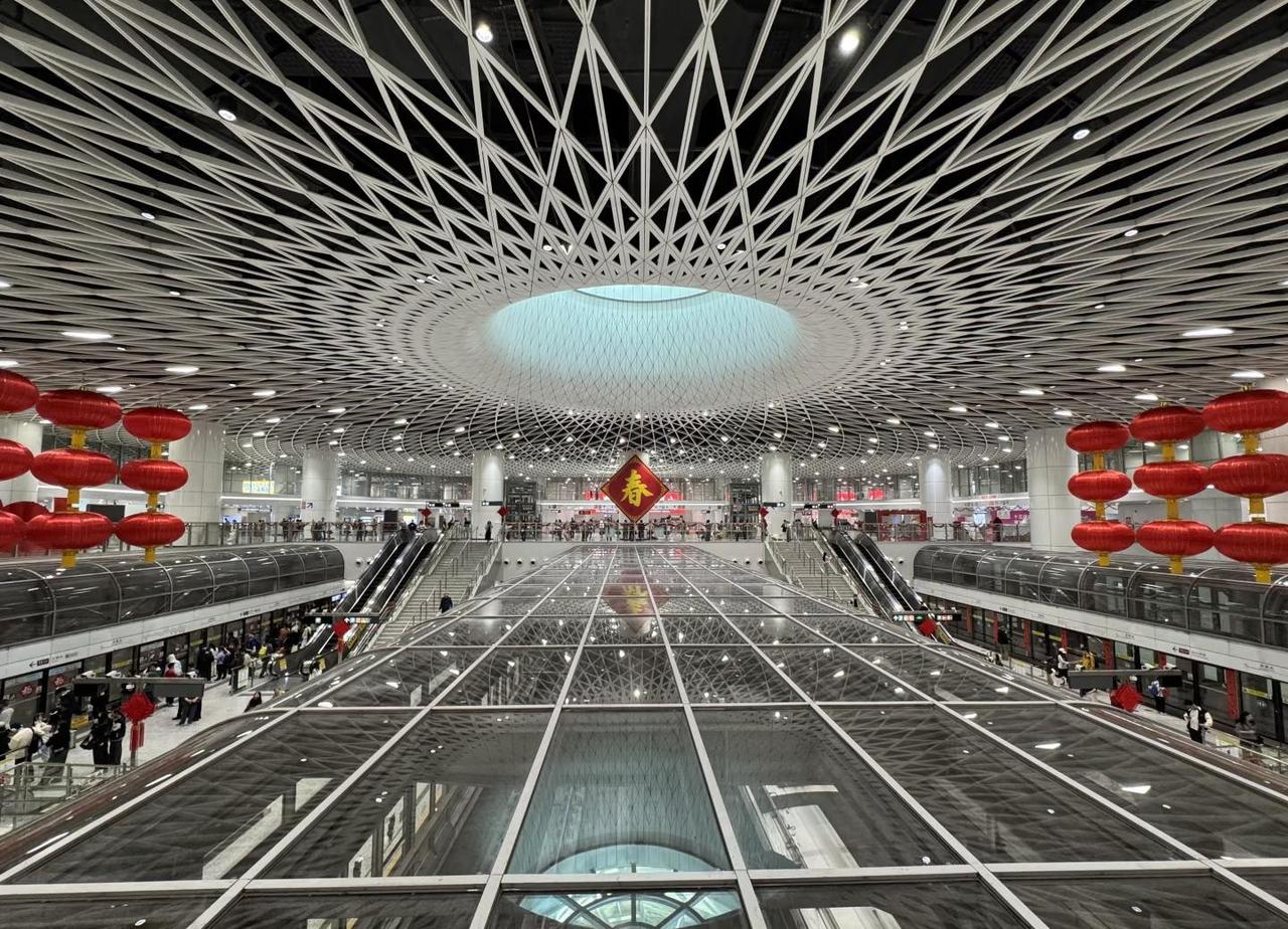 新春将至，深圳地铁在岗厦北站又倾力打造了多组巨型贺岁装置，让深圳之眼锦上添花。