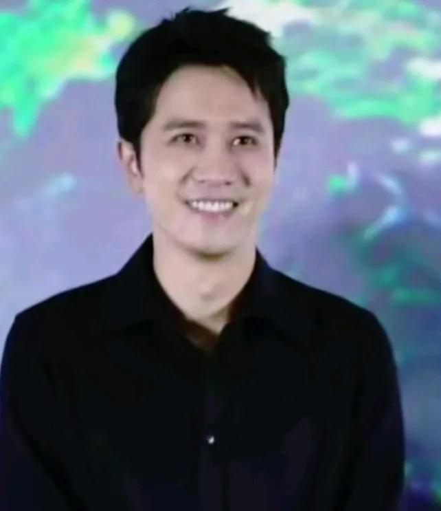 这才是内娱第一帅哥，不管是身高还是颜值都是娱乐圈中一等一的，其他艺人有身高没有颜