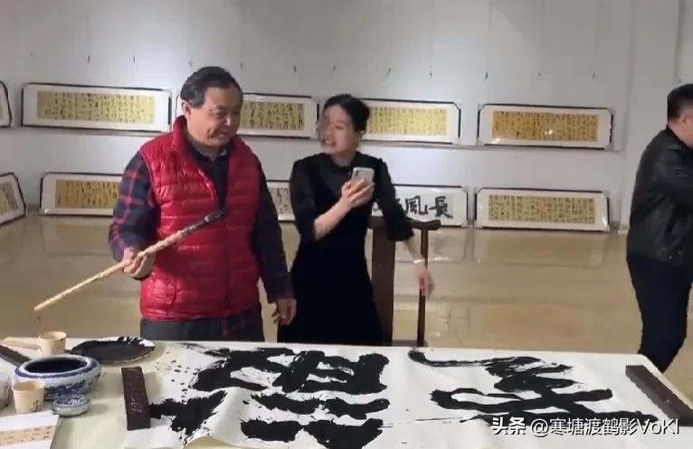 曾翔大师题字，一旁的美女一边拍照，
一边问：这是什么字？我怎么看不懂？
曾翔说：