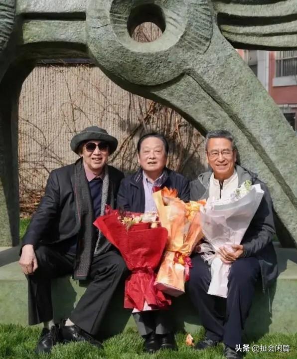 冯骥才的儿子子承父业，选择在民间文化保护方面与父亲并肩作战，担任父亲基金会的理事