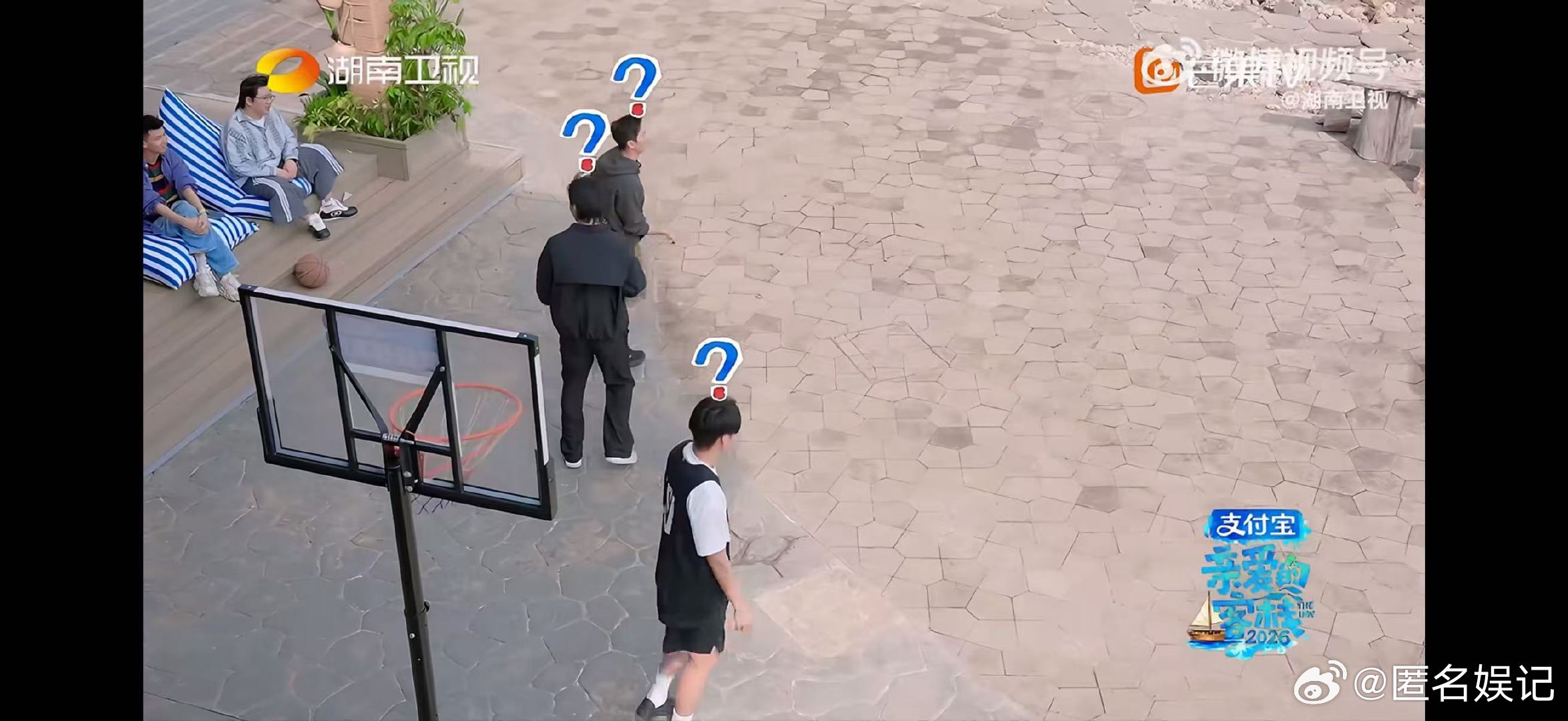 王鹤棣把篮球打成足球亲爱的客栈篮球场上踢足球？王鹤棣做到了！这波操作让人目瞪口呆