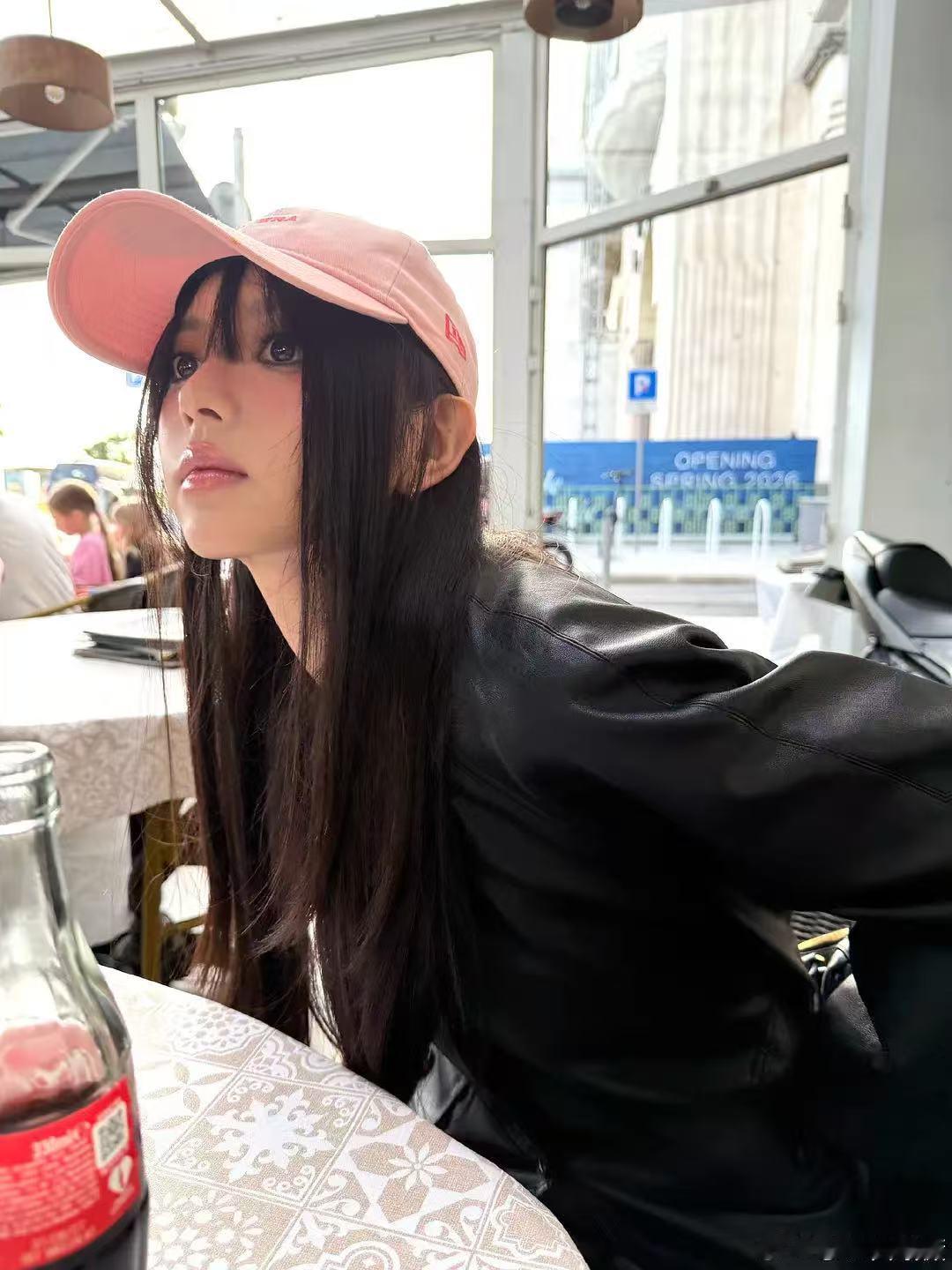 镜头里是随性，私下全靠滤镜包装啊，真的可以说都已经认不出来了。 