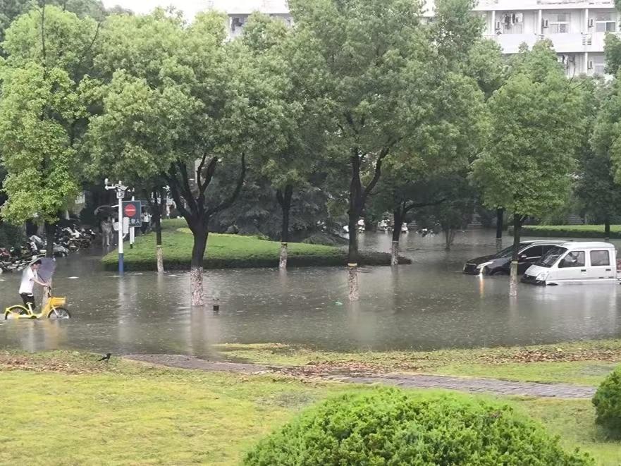 合肥工业大学翡翠湖校区。
雨下的实在是太大了！
有合肥工业大学的学生表示，这是他