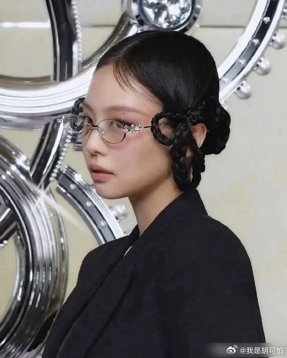 虞书欣Jennie是同款发型吗，怎么感觉虞书欣更国风，Jennie更像AI机器人