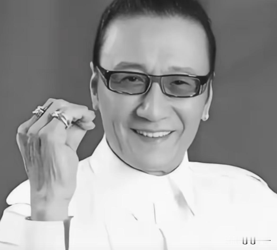 谢贤去世了，大家都在翘首以盼谢霆锋能为老爹谢贤操办一场隆重的葬礼，却没想到丧事早