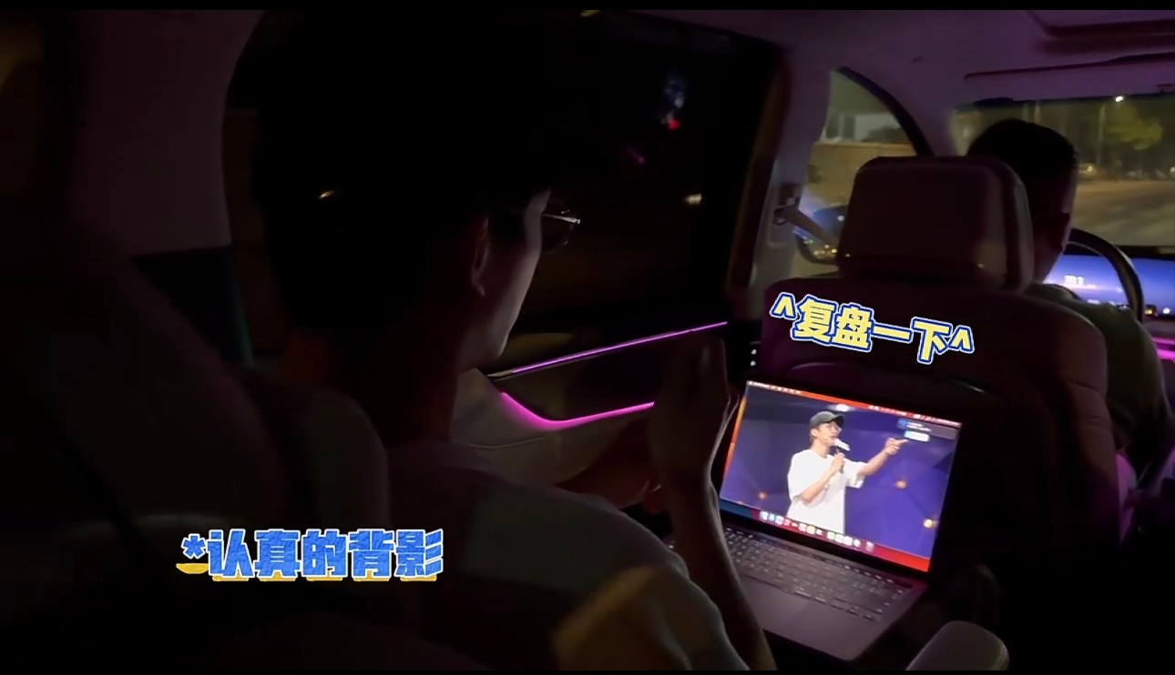 认真复盘的小狗太有魅力了