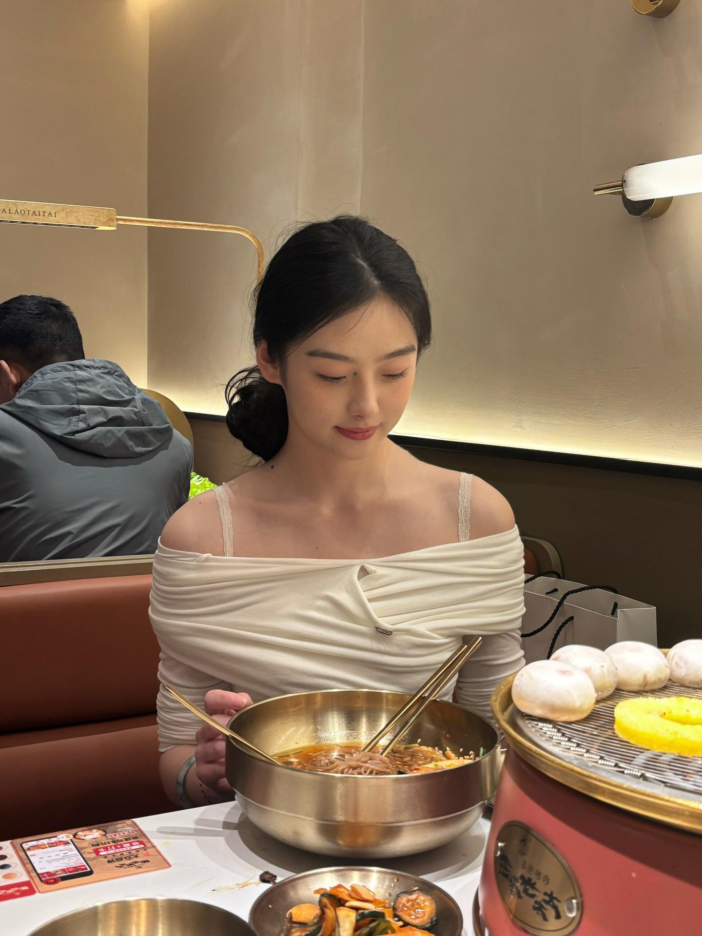 欣宇评价“今天很有人妻感” 嘻嘻
