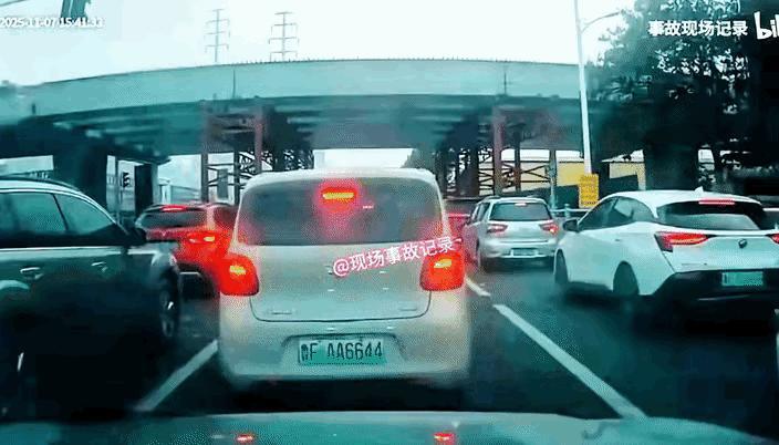 渣土车的猖狂速度！！造成1死1伤
    山东烟台渣土车侧翻事故中的红色宝马车被