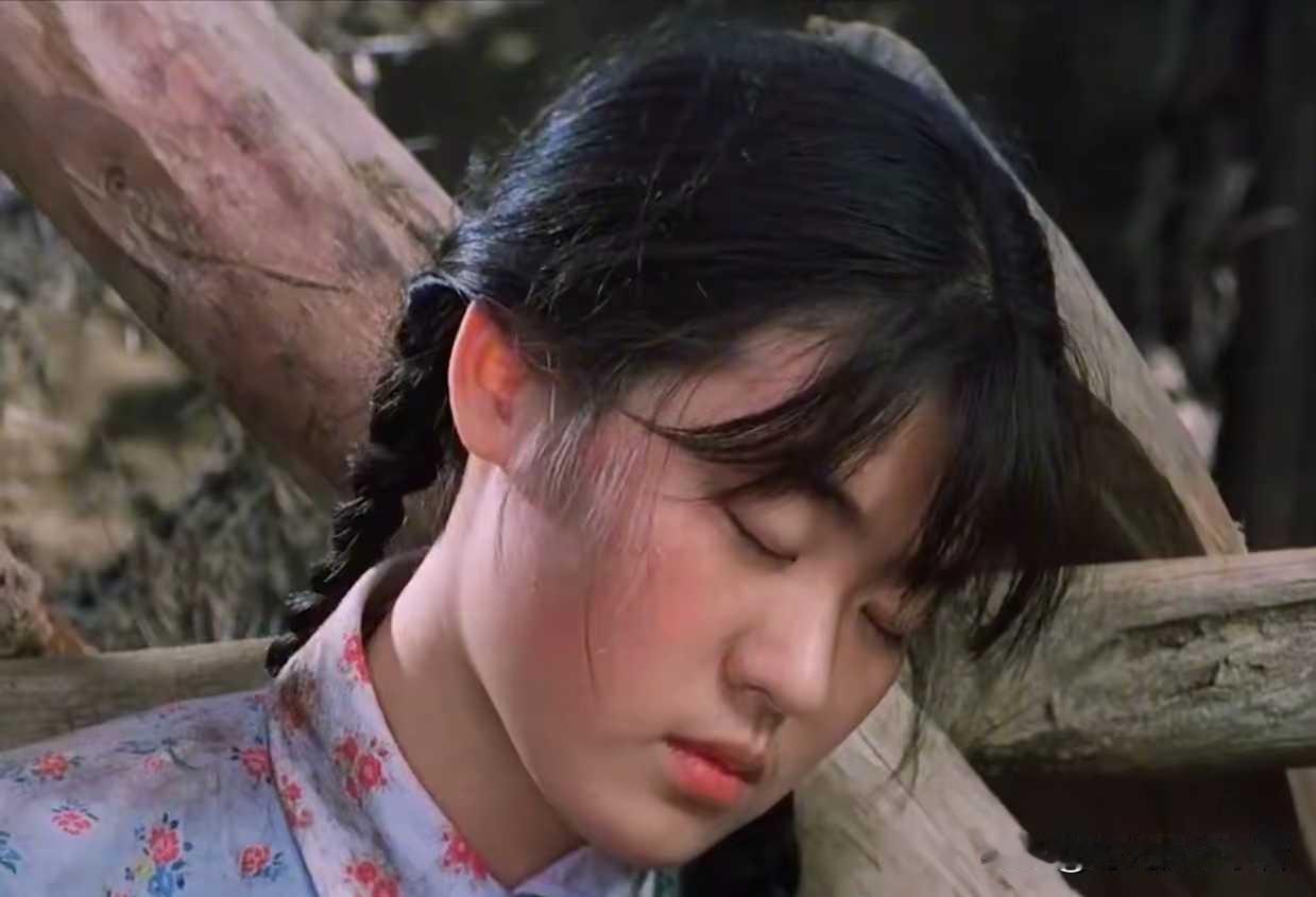 从前看《牧马人》感觉爱情太纯真了，如今看来有些傻气。
老许本是富家子弟，稀里糊涂