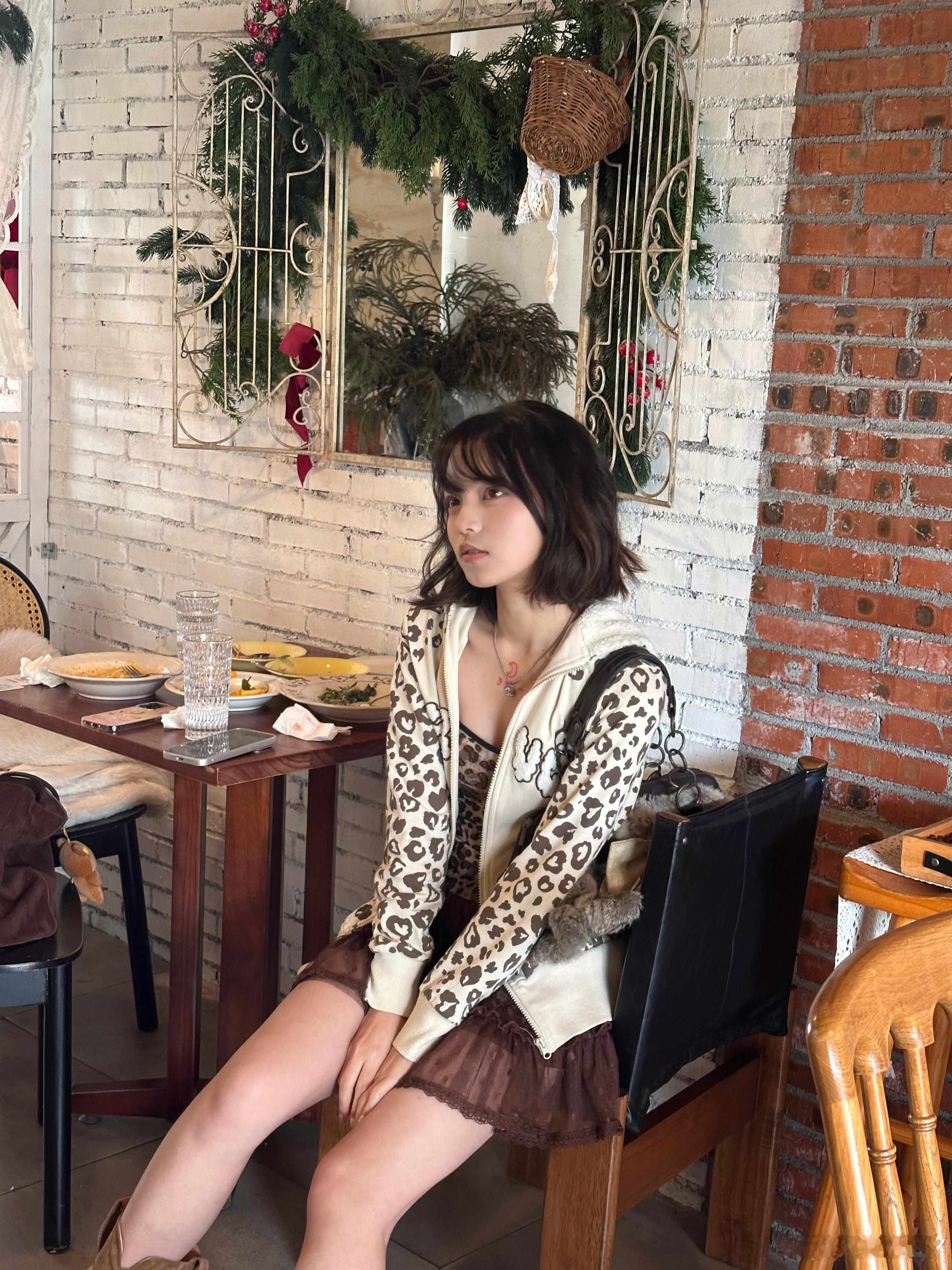 除夕快乐🧨发一些臭美的照片╮( •́ω•̀ )最近克服了带美瞳的不适感，26年