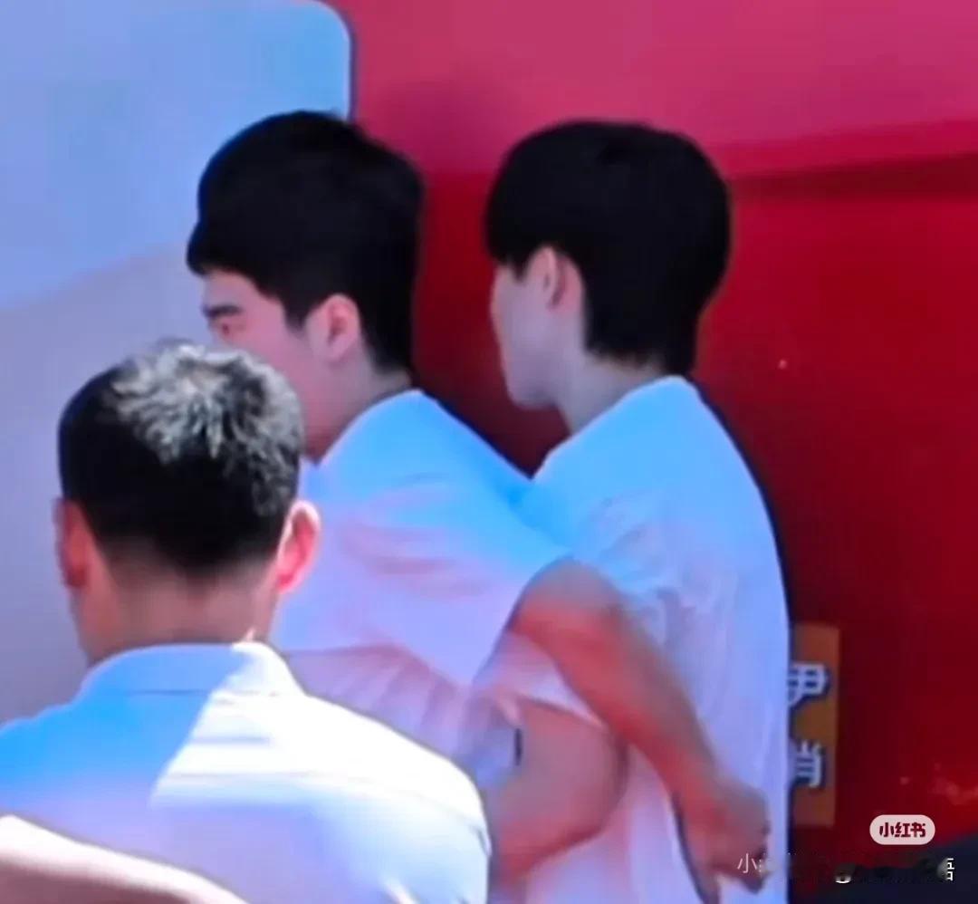 双甜这是又抱上了，哈哈！
大头和大胖的感情真好，今天上午他们参加魏桥创业的活动，