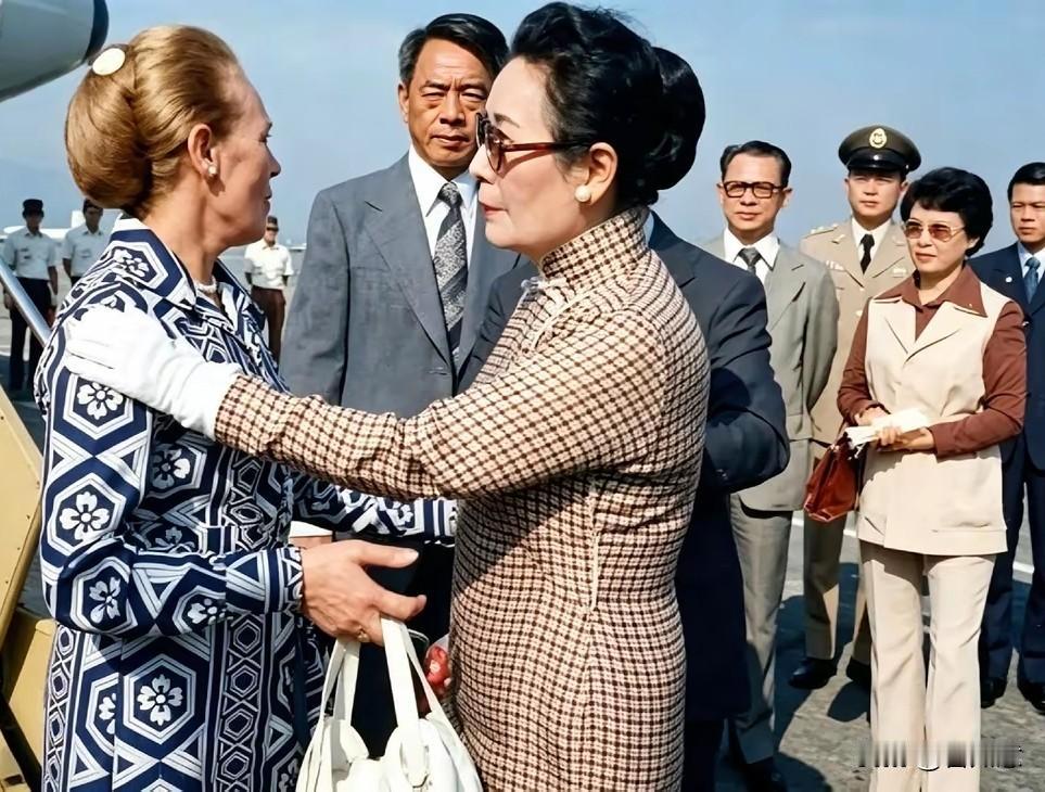 1975年蒋介石离世才五个多月，78岁的宋美龄就以“就医”为名从台北松山机场搭机