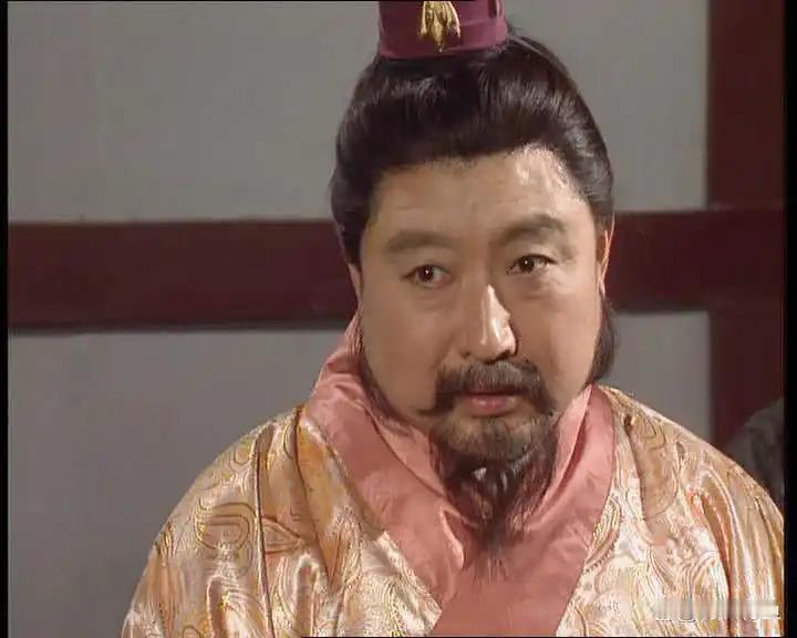 刘禅到底是真愚笨还是藏着大智慧?他是一个傀儡，比起汉献帝来说，诸葛亮还没有逼他封