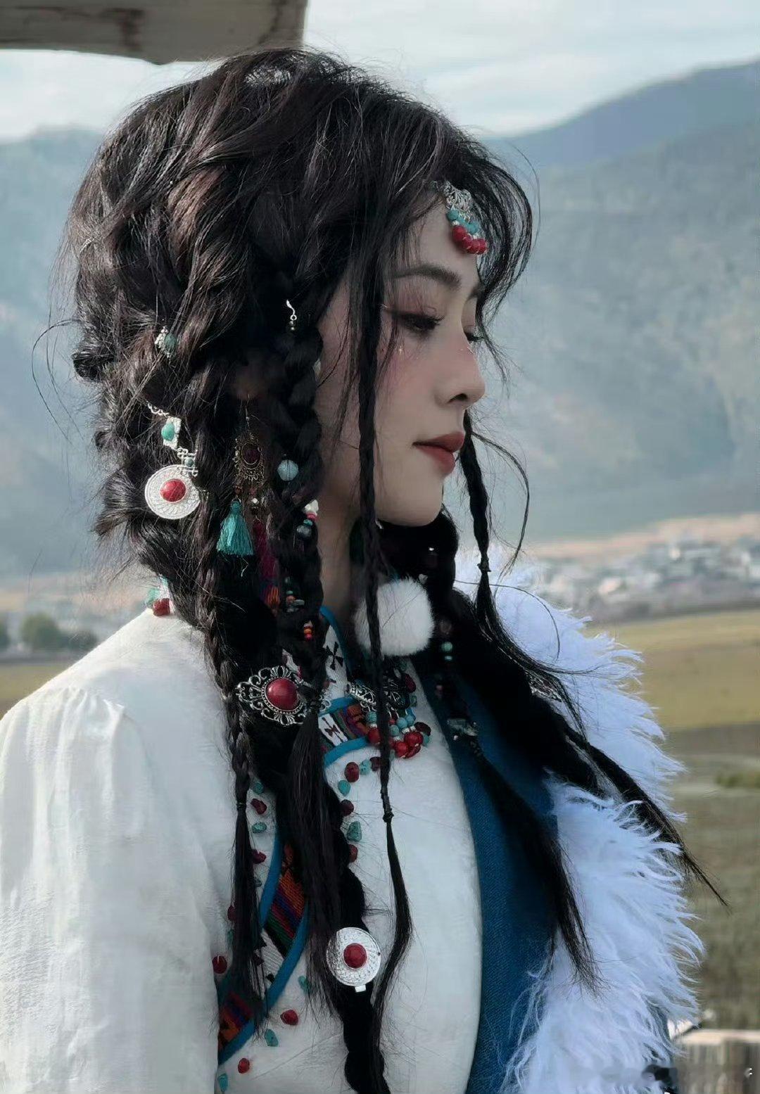 #白鹿奔跑吧蓝色藏服#白鹿奔跑吧蓝色藏服灵动十足[爱慕][爱慕][爱慕]鹿真的好
