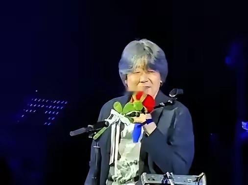 连老狼都看不下去了。他在演唱会上主动提起《抓特务》，开口就是一句：“挺好的电影，