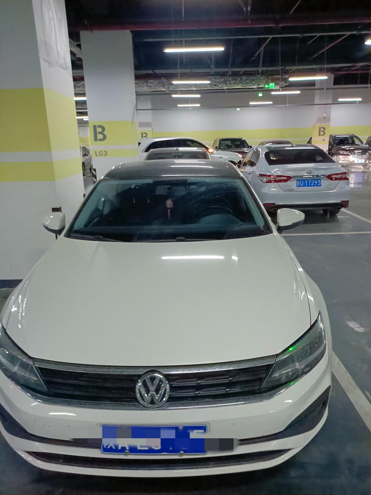 昨晚和同事去西安南郊一商场吃饭，我们开车去地下停车场停车时，发现一件很有意思的事