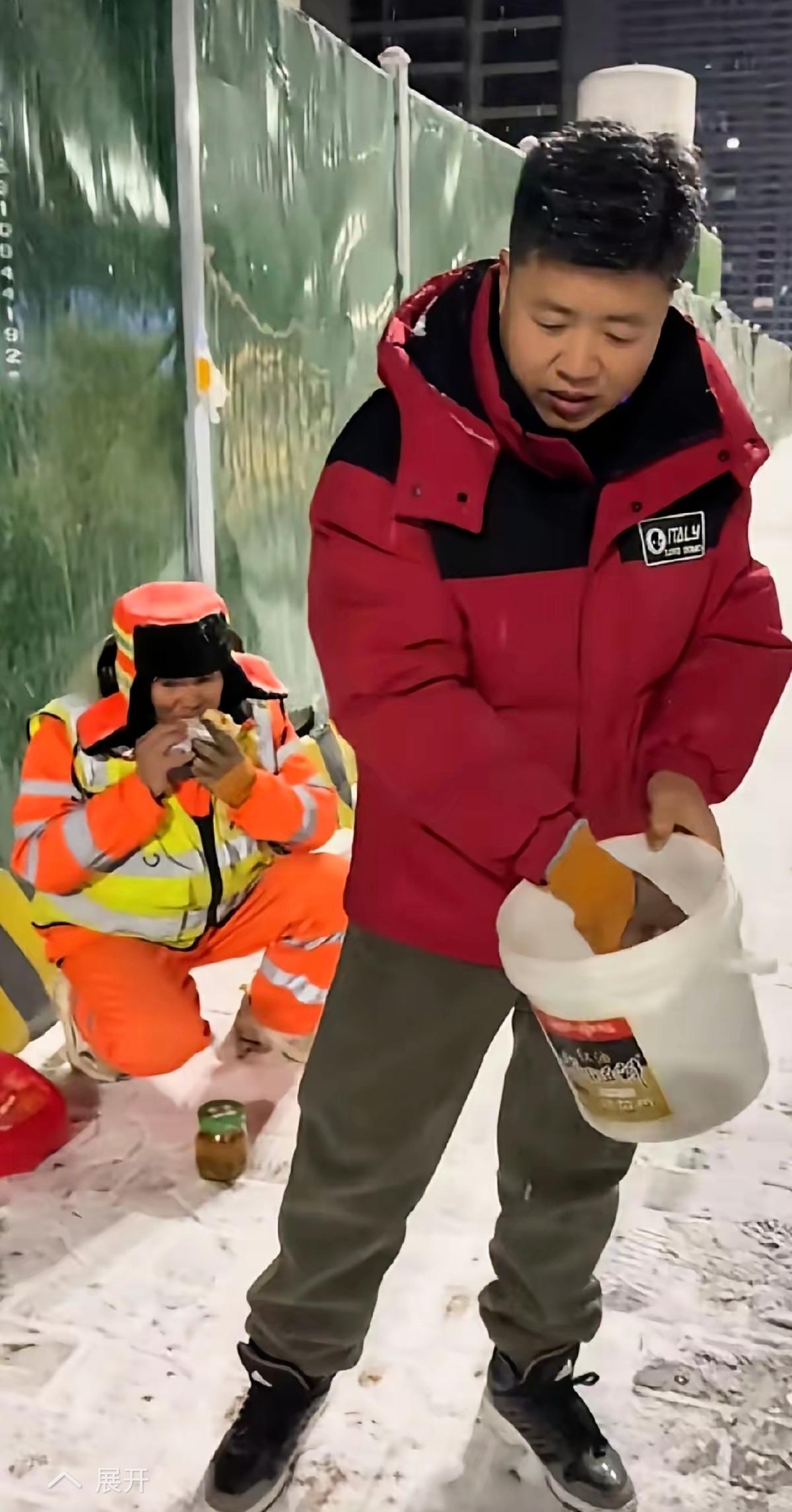 西安的风雪夜有多冷？寒风吹透棉衣的瞬间，我才算懂了什么是“爱与责任的双向奔赴”。