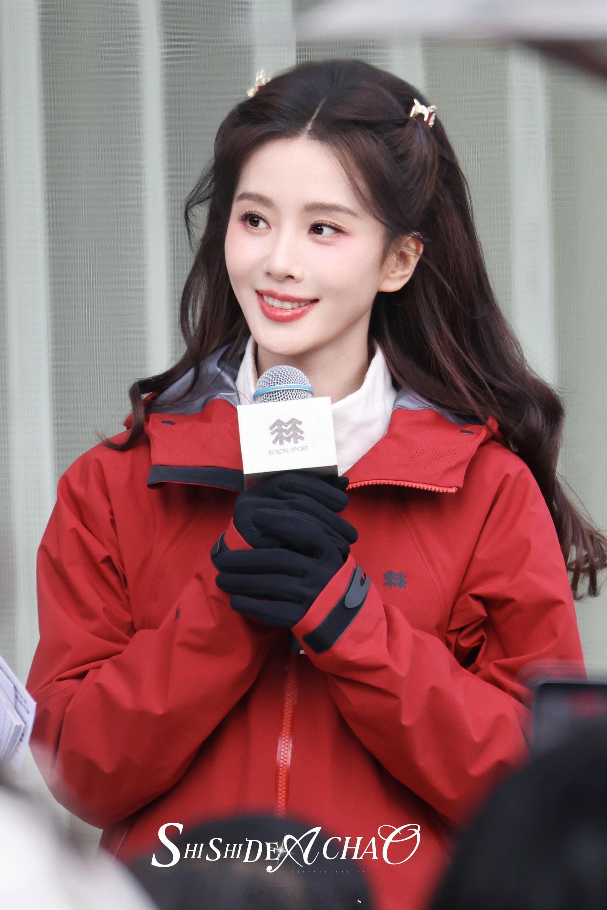 刘诗诗今日活动造型，这发型是凌汶直接过来的么？ 