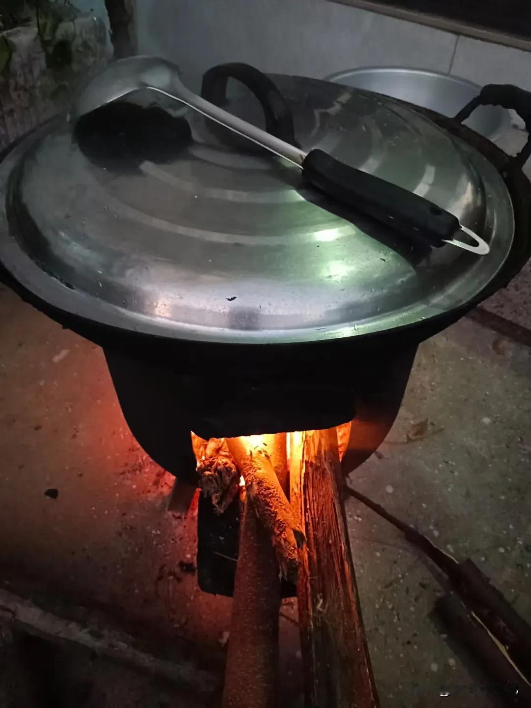 秋日进补好时候，来个羊头炖一炖。
曲折寻觅山泉水，门外拾来柴火棍。
支起铁锅燃起