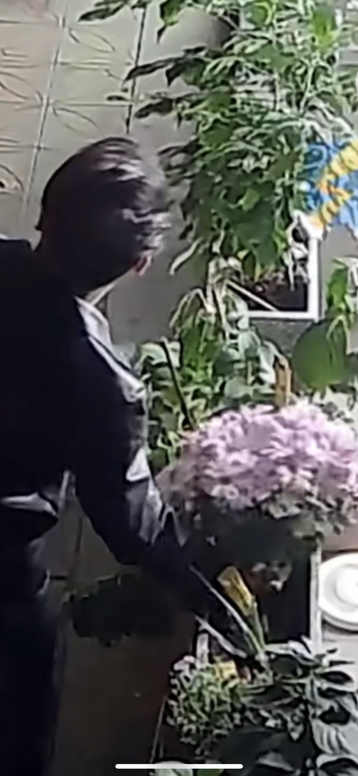 11月28日广东惠州，女子一句“长得好好看”，男子为其薅走店铺门口整棵菊花，店主