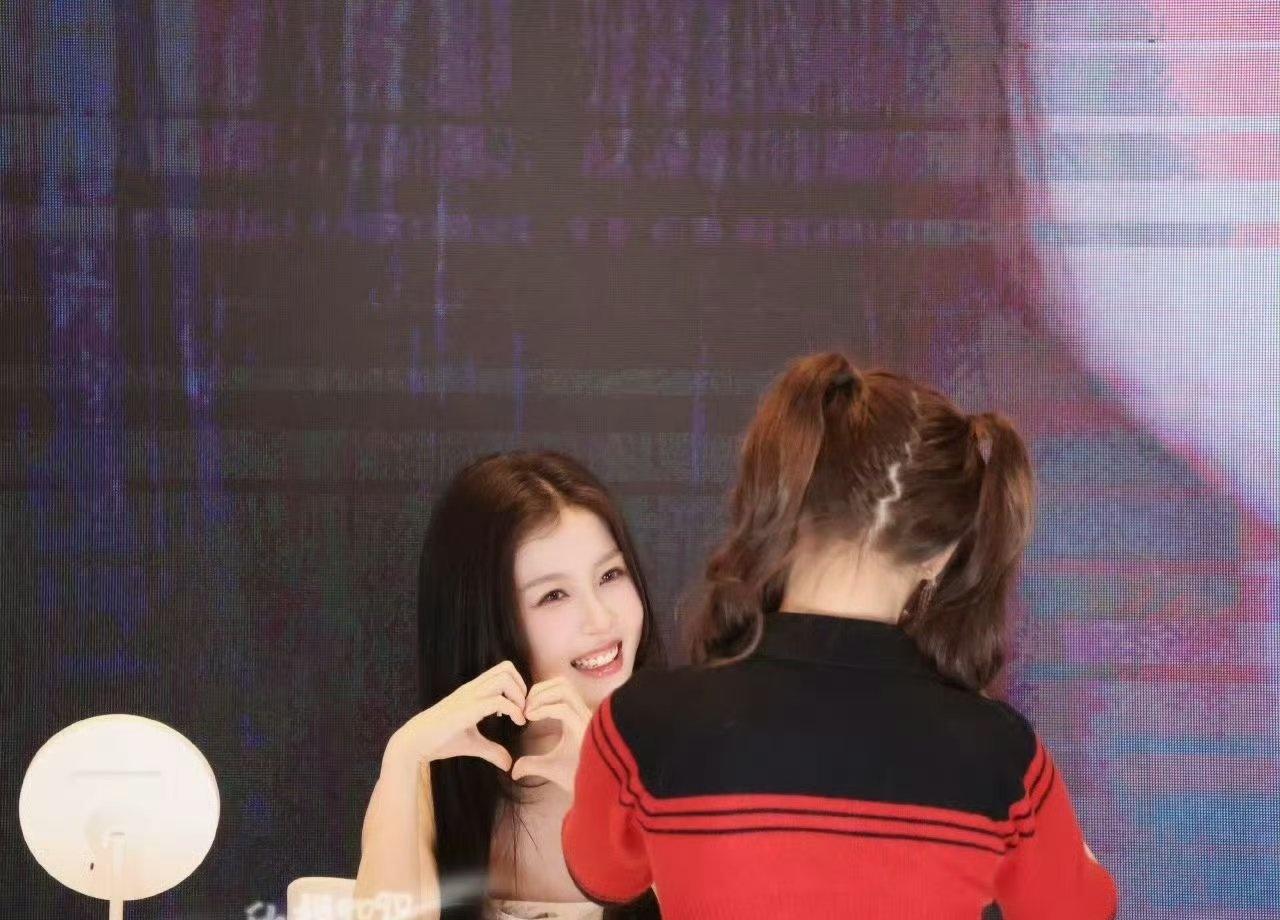 虞书欣虞书欣虞书欣签售会

婧妹，小兰花，凌妙妙，双向奔赴的爱，真的看的我心软软