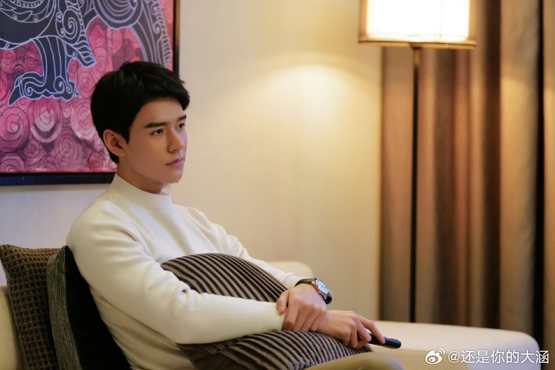 看个剧被龚俊考上了家事法庭 真的被龚俊的这份用心打动了，他一直记得粉丝互动的梗。