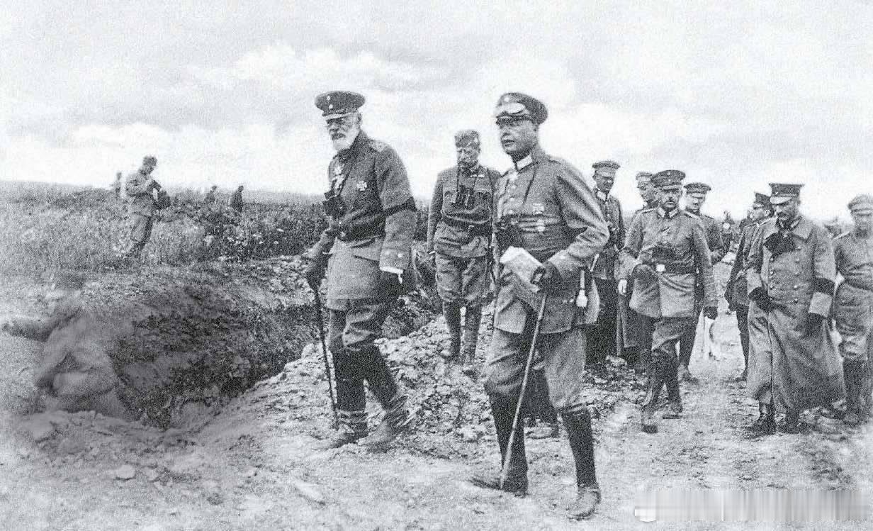 1917年德军东线总司令巴伐利亚Leopold利奥波德亲王元帅（左，1846.2