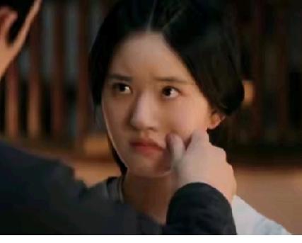 【记者捏脸嫌犯被开除：权力不是耍横的资本】  

刚在网上刷到段视频，一个记者直