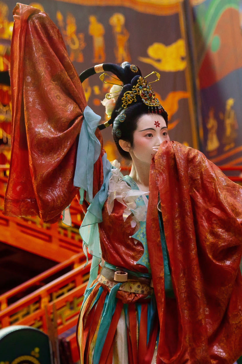 张艺凡从敦煌壁画里飞出来了 原来壁画上的模样是可以具象化的，张艺凡体态舒展，每一