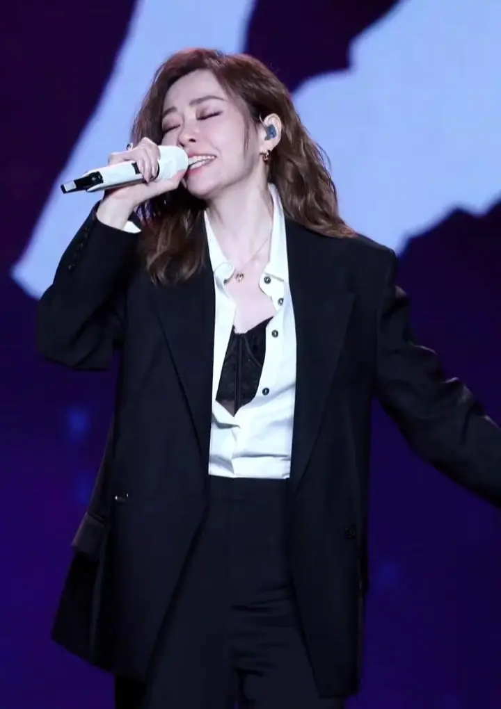 张靓颖西安演唱会太炸了！🎤10.11西安站，张靓颖简直是舞台女王！每...