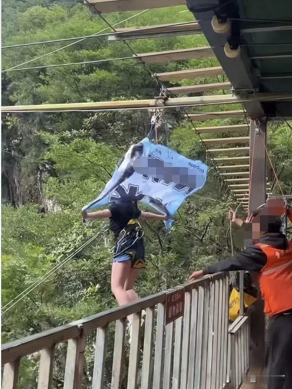 出门在外旅游一定要记住这几条忠告，句句实用！
 
1. 出门在外，别只顾看风景吃