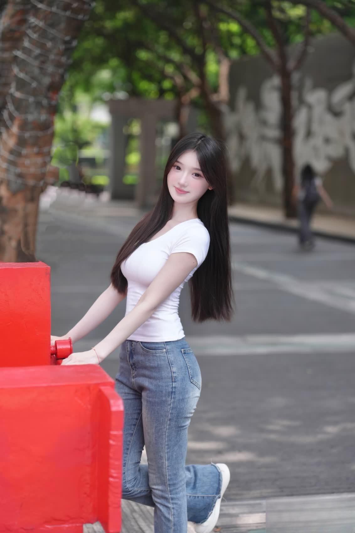 “羡慕过很多人，但我更爱普通的自己”；不仅是爱自己，也是在提醒自己：普通也值得被