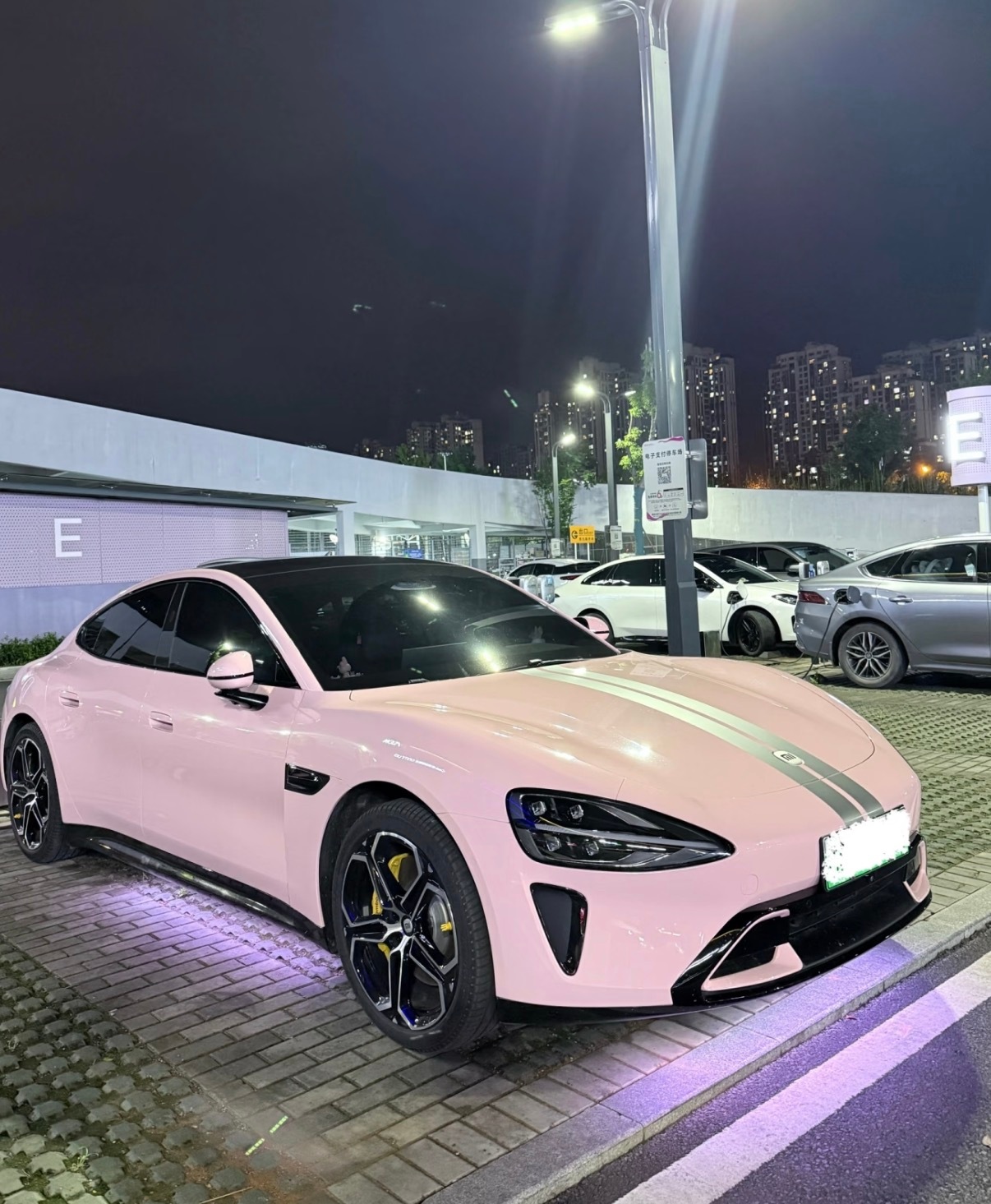 虽然小米SU7Ultra月销量跌至45辆但前期的订单该交付的基本都交付了吧就我们